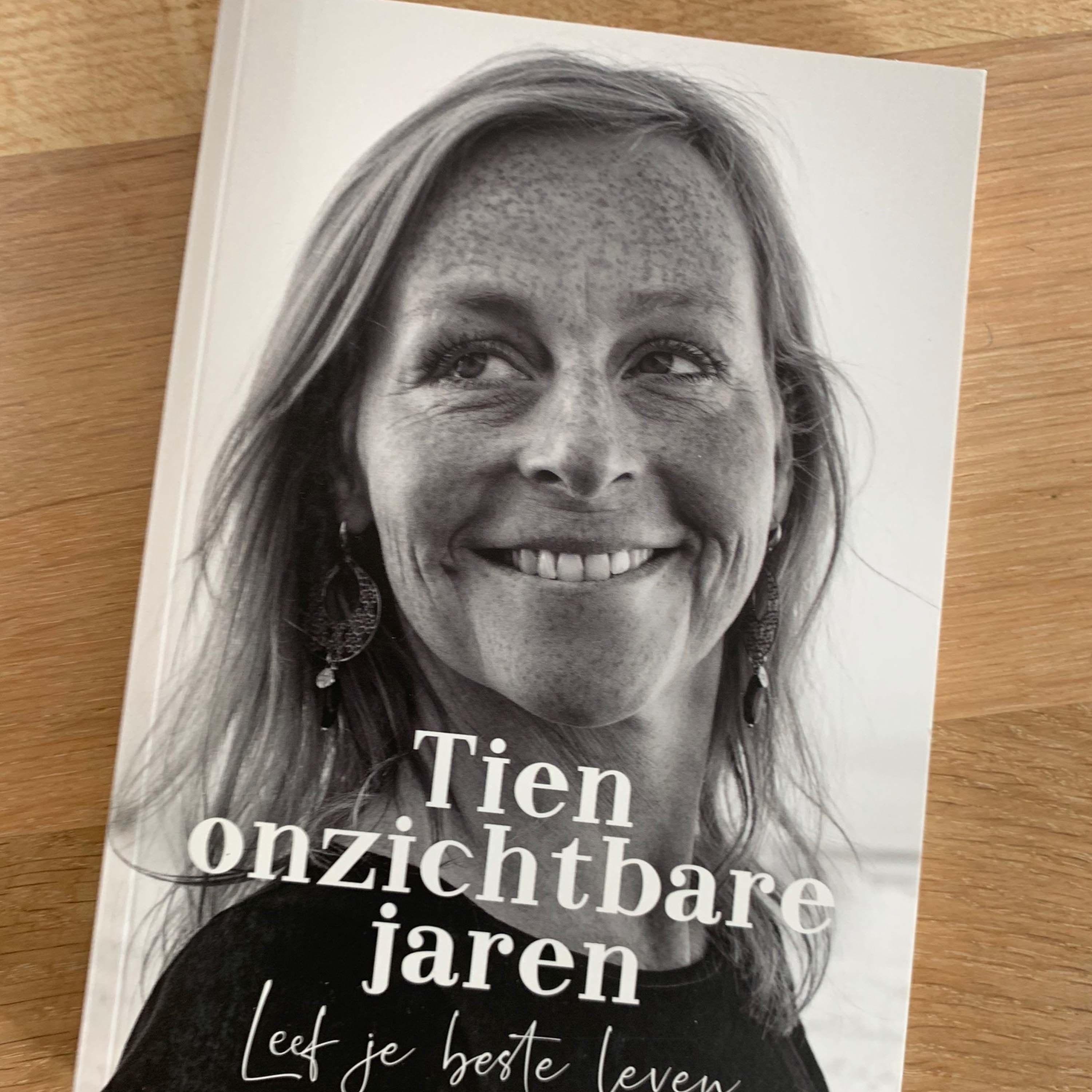 Foto van de voorkant van Tien Onzichtbare Jaren