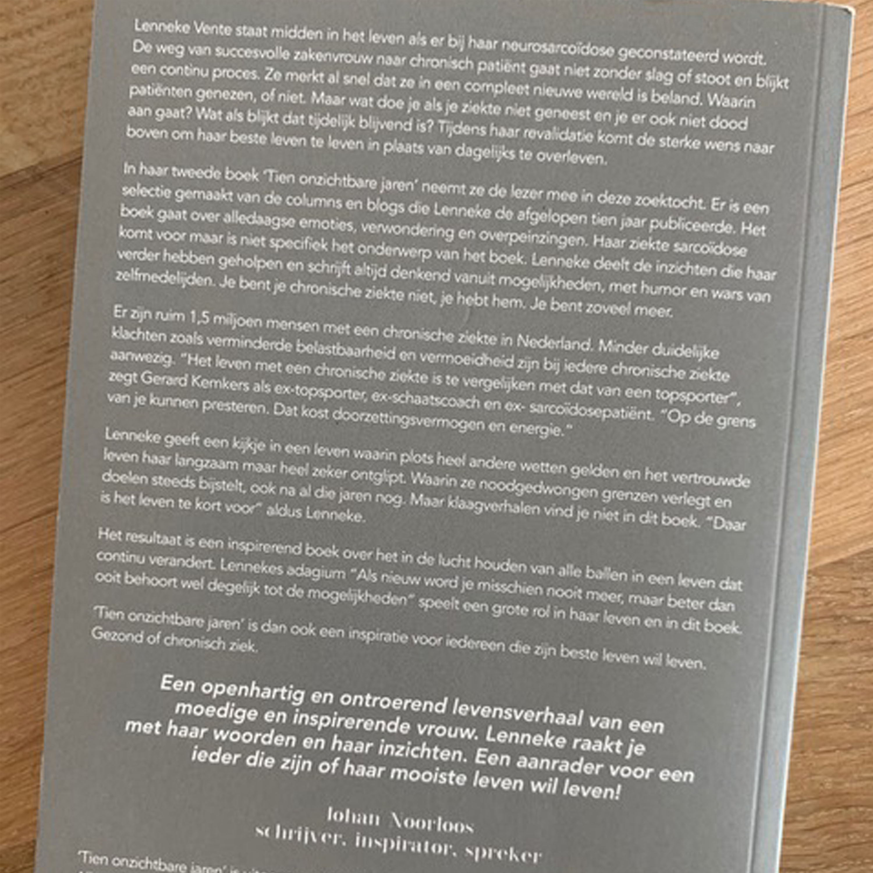 Foto van de achterkant van Tien Onzichtbare Jaren