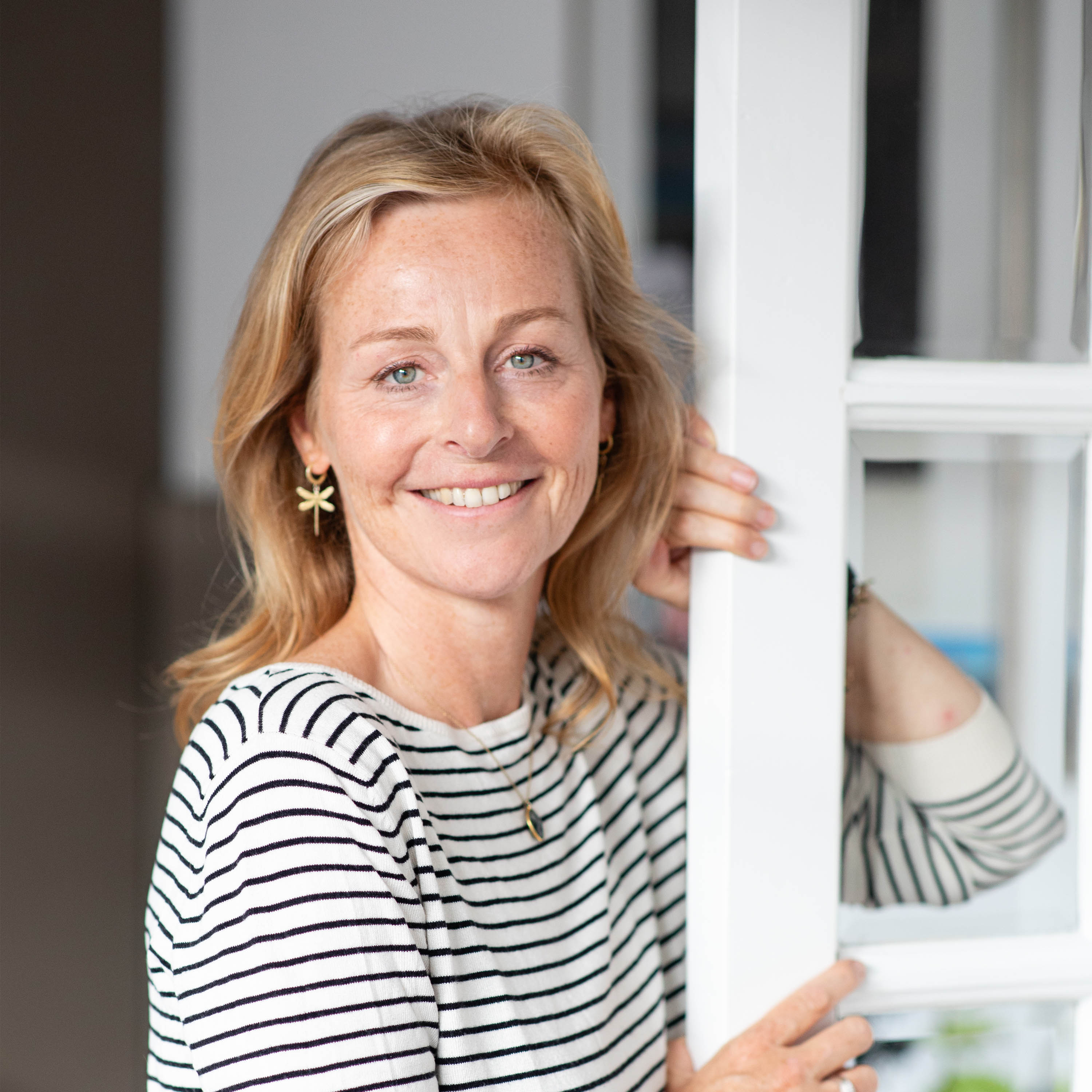 Stichting Lichter Leven foto van Lenneke Vente leunend tegen een deur