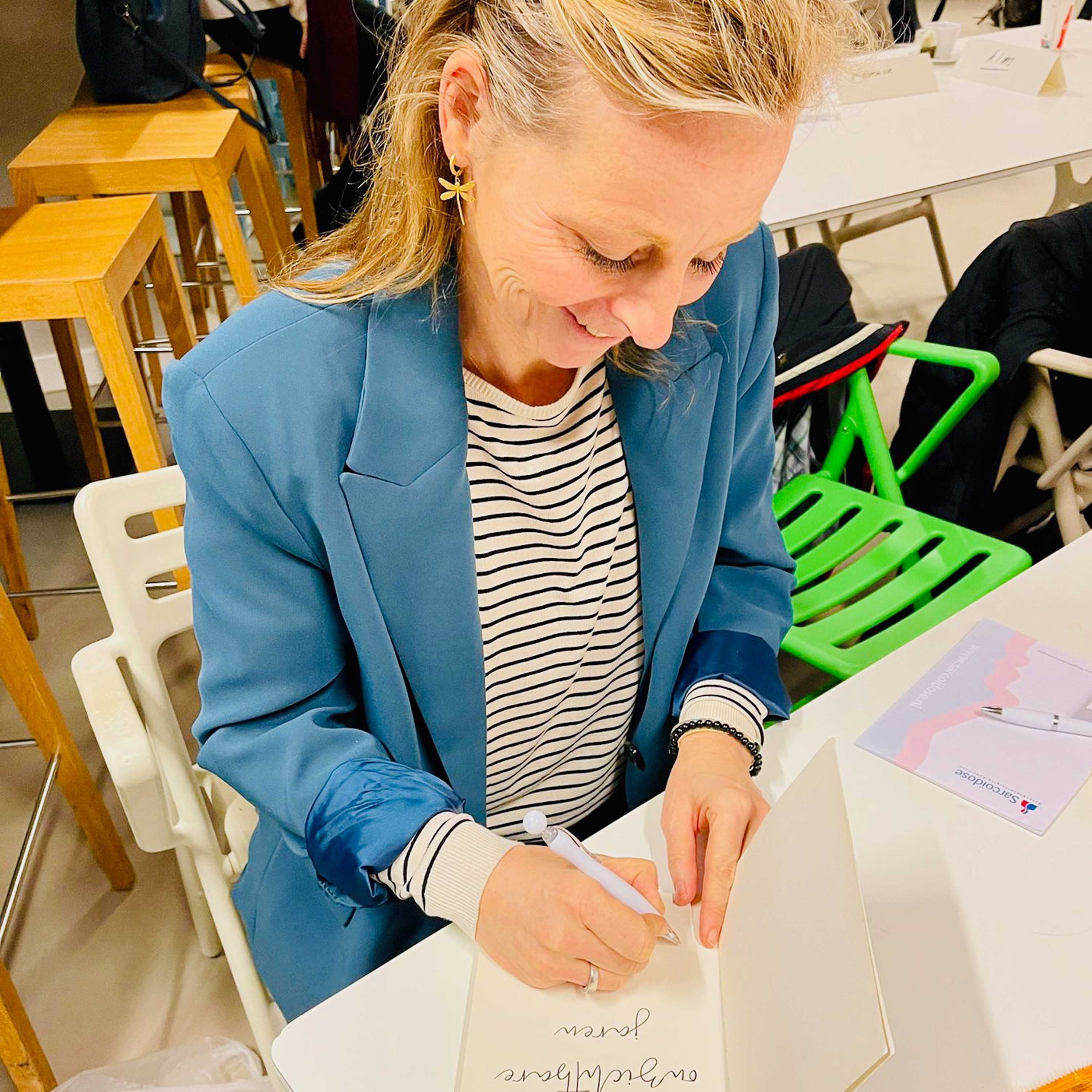 Lenneke signeert een exemplaar van Lichter Leven met een chronische ziekte