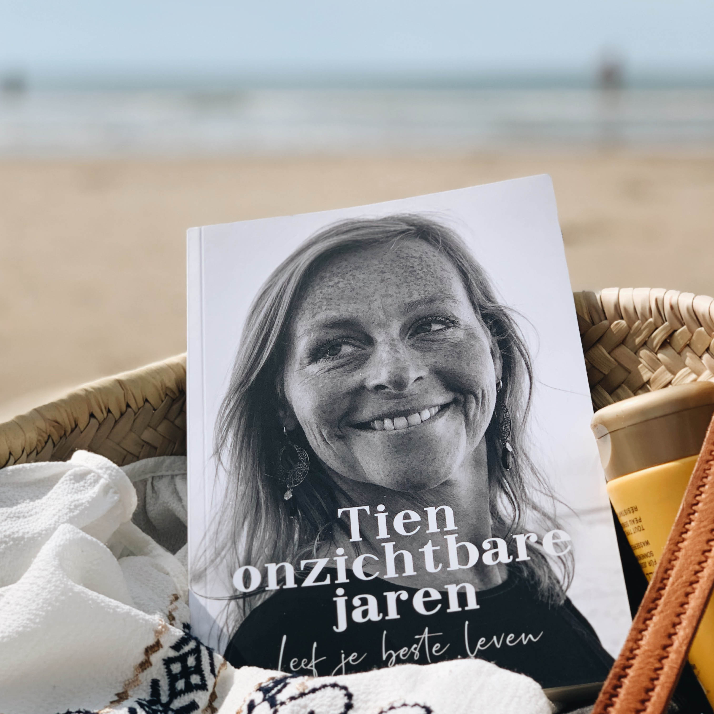 Foto van de voorkant van Tien Onzichtbare Jaren